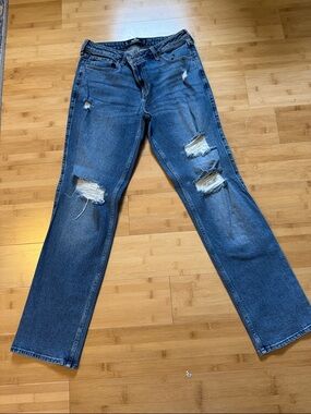 Hollister Distressed Straight Leg Jeans in Medium Blue